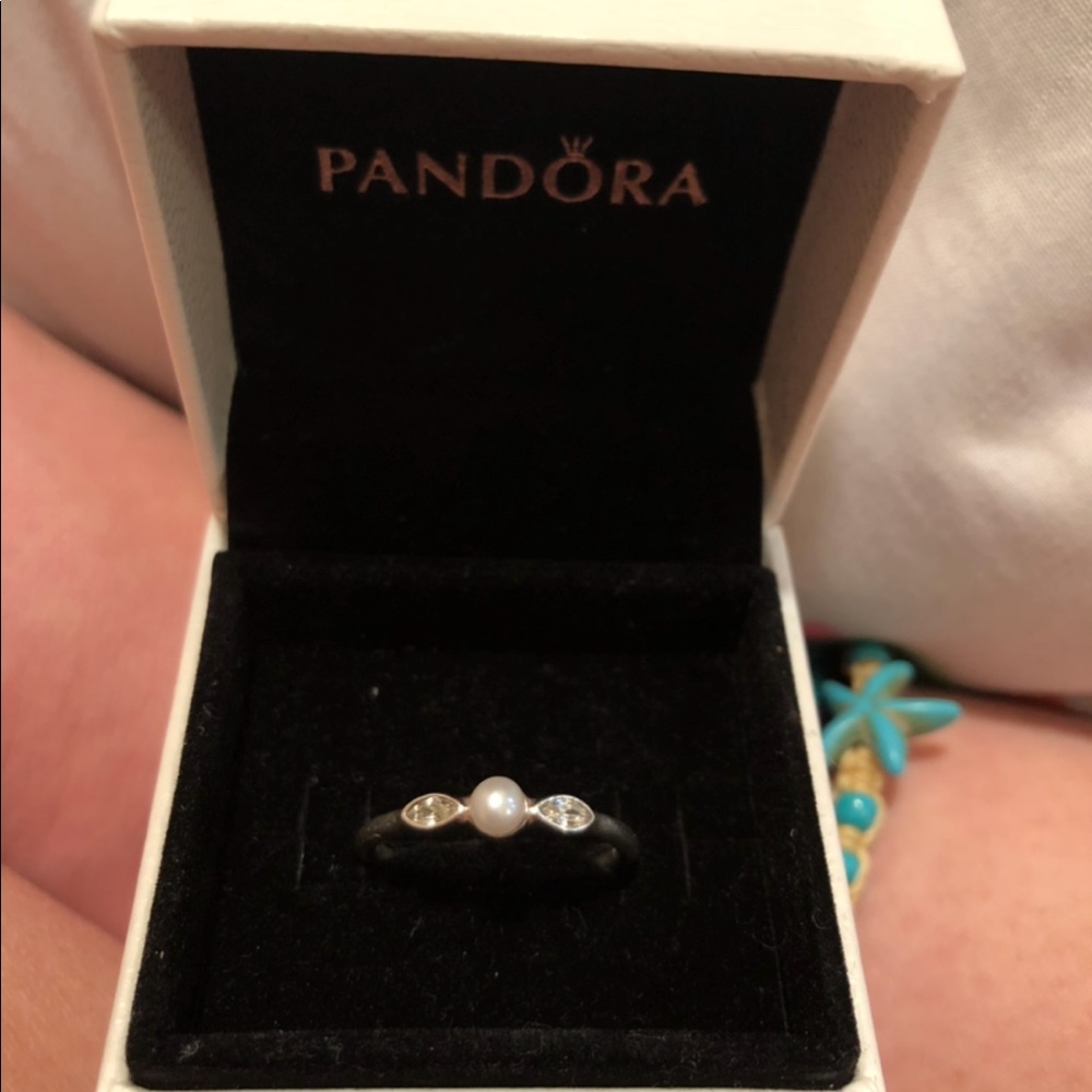 •PANDORA• petite luminous leaves ring
